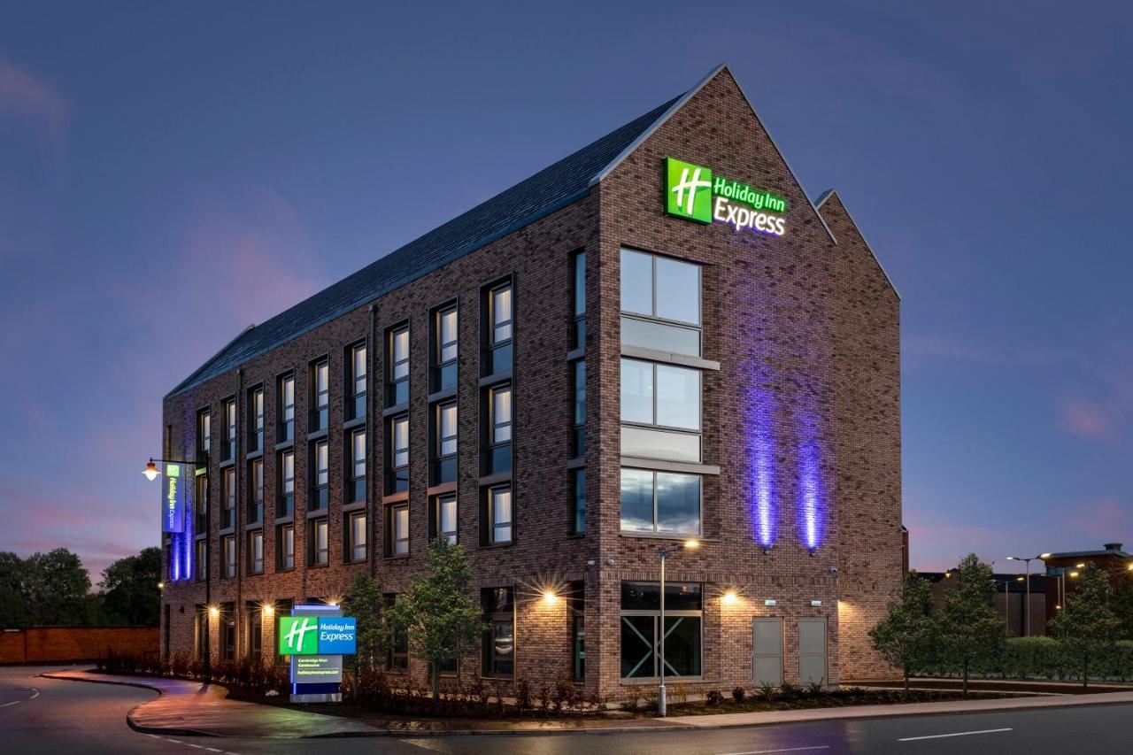 Holiday Inn Express Cambridge West - Cambourne By Ihg Exterior foto