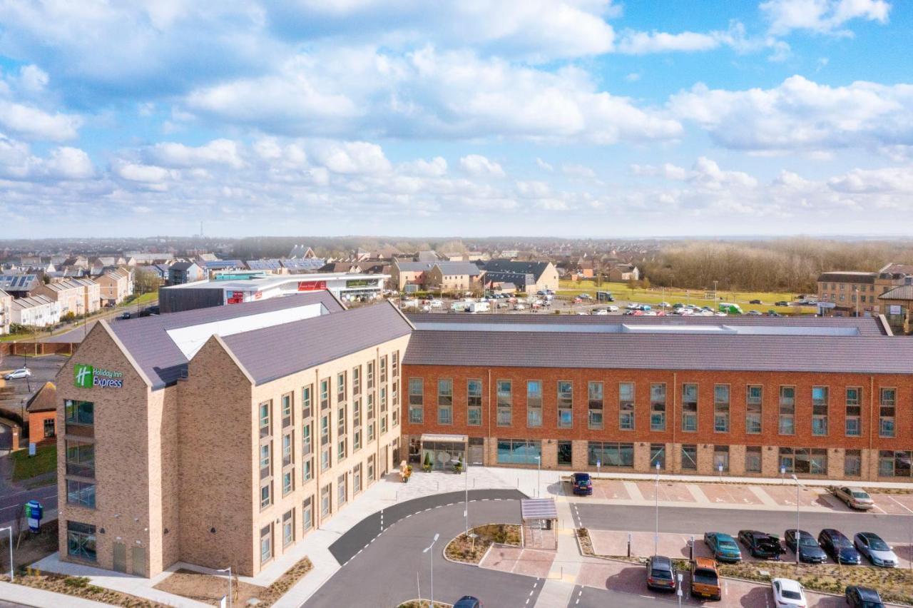 Holiday Inn Express Cambridge West - Cambourne By Ihg Exterior foto